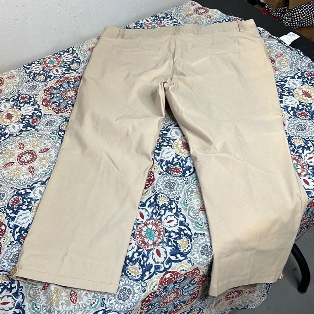 Color Swatch stretchy Capri pants - Picture 3 of 6